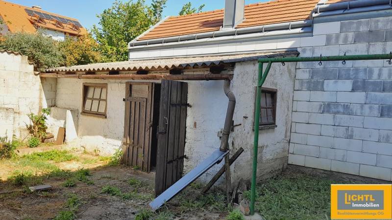 Egy régebbi gazdasági épület az udvarban a lakások építése során Joisban.