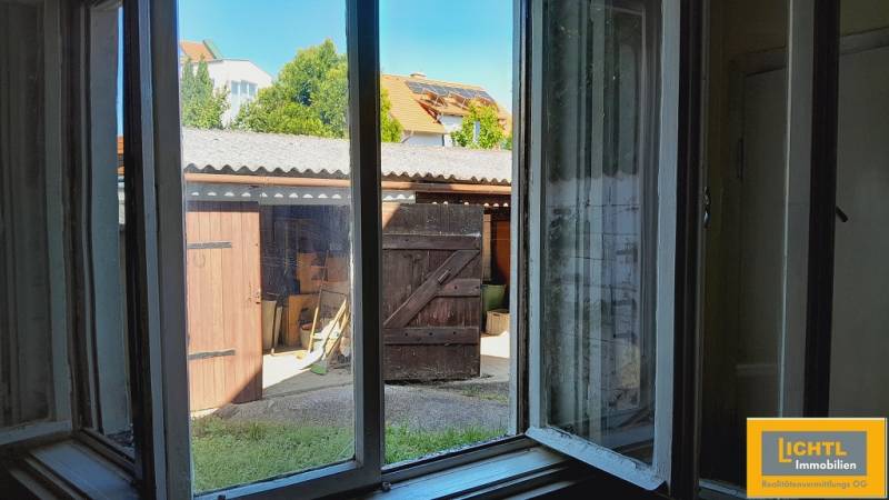 Kilátás az ablakból az udvarra egy fa előtetővel, Lakásépítés.