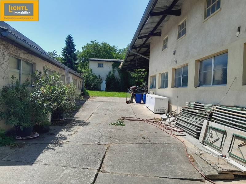 Grossinzersdorf gasztronómiai tereinek növény- és anyagudvara.