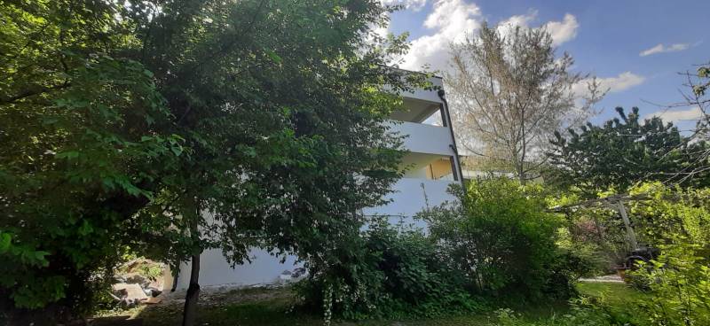 Villa Hainburg an der Donau zölddel körülvéve, részben feltárt emeletekkel.