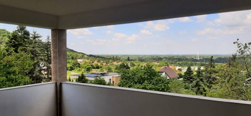 Kilátás a villából a zöldre és a távolban lévő Hainburg an der Donau városára.