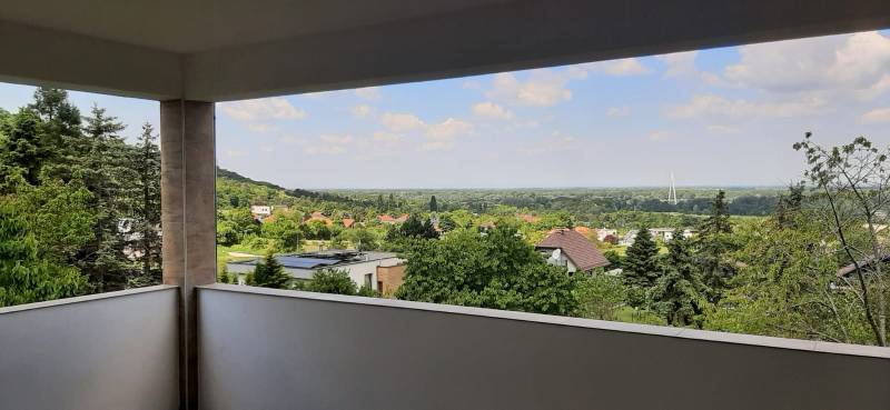 Kilátás a Hainburg an der Donau-i villából, amelyet természet és háztetők vesznek körül.