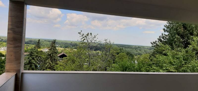 Kilátás a villából a zöldre és az égre Hainburg an der Donau-ban.