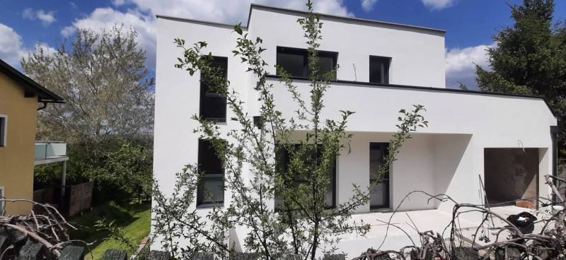 Villa Hainburg an der Donau minimalista homlokzattal és zöld környezettel.