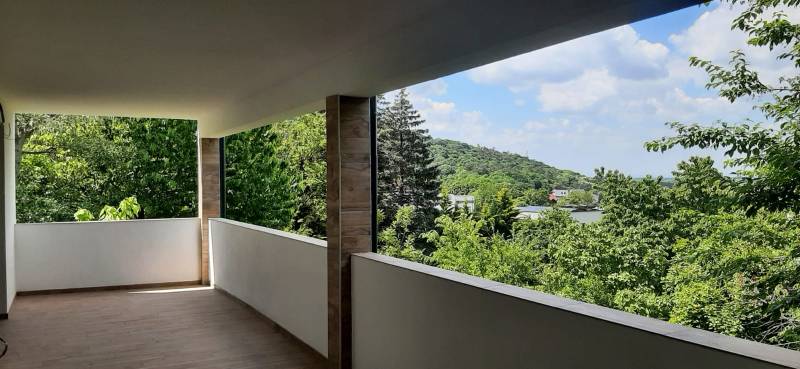 Kilátás a villa teraszáról a zöldre és a környező természetre Hainburg an der Donau-ban.