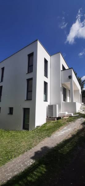 Villa Hainburg an der Donau-ban fehér homlokzattal és minimalista dizájnnal.