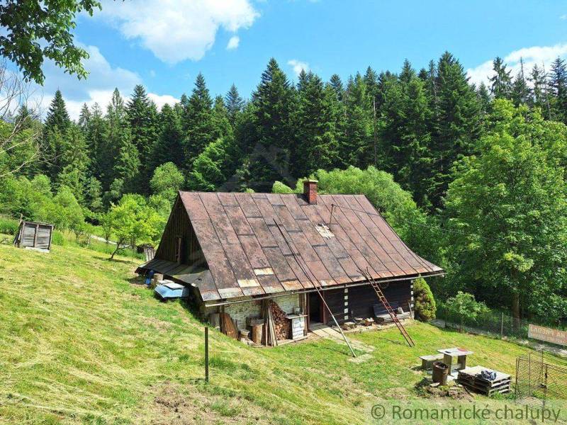 Ház Zákopčie-ban, erdőkkel, füvekkel és rétekkel körülvéve.