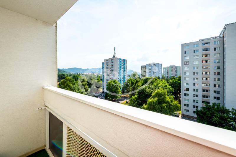 Kilátás egy kétszobás lakás erkélyéről Homonnán a lakótelepre és a zöldterületre.