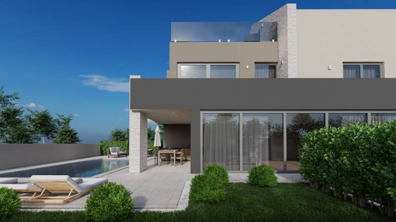Villa Porečben kerttel, medencével és terasszal a kék ég alatt.
