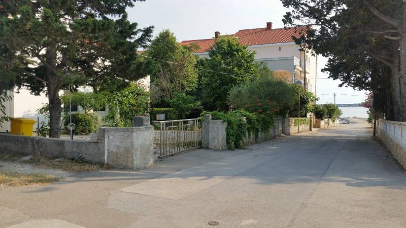 Családi ház Vrsi községben, zöldövezettel és kilátással a tengerre.
