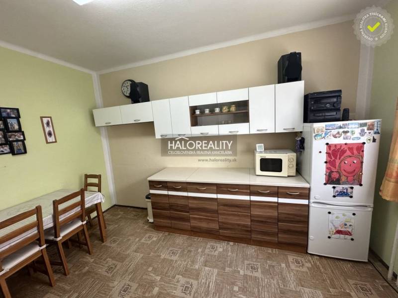 Családi ház folyosója fa elemekkel és szőnyeggel.