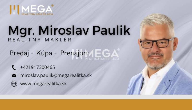 Ingatlanügynök névjegykártyája a Dobrianskeho utcán egy 3 szobás lakás eladására.