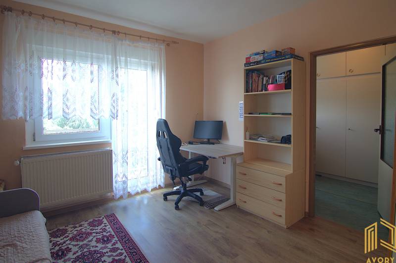 Dolgozósarok egy családi házban íróasztallal, székkel és polccal.