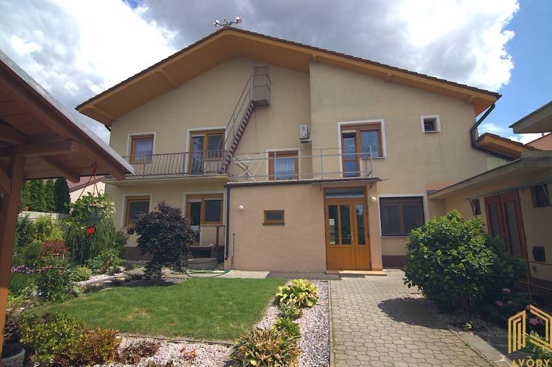 Családi ház a Brodszkó-i Sport utcában, gyepes és virágos kerttel.