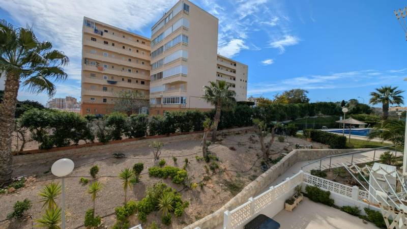 Lakóépület lakásokkal, medencével és zöldterülettel Torreviejában, az Aquiles utcában.