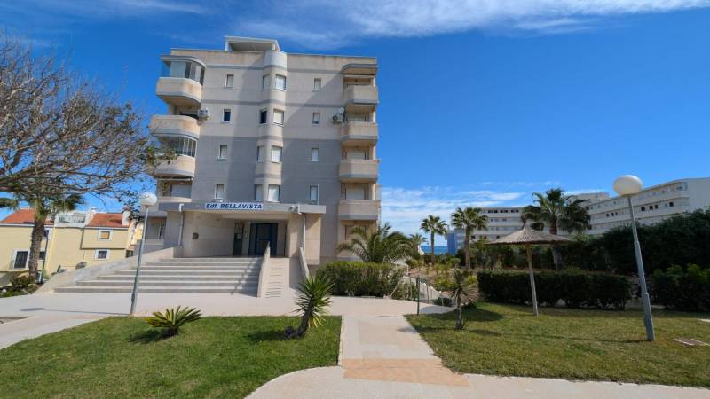 Ötemeletes Bellavista épület erkélyekkel Torreviejában, az Aquiles utcában, garzonlakás.