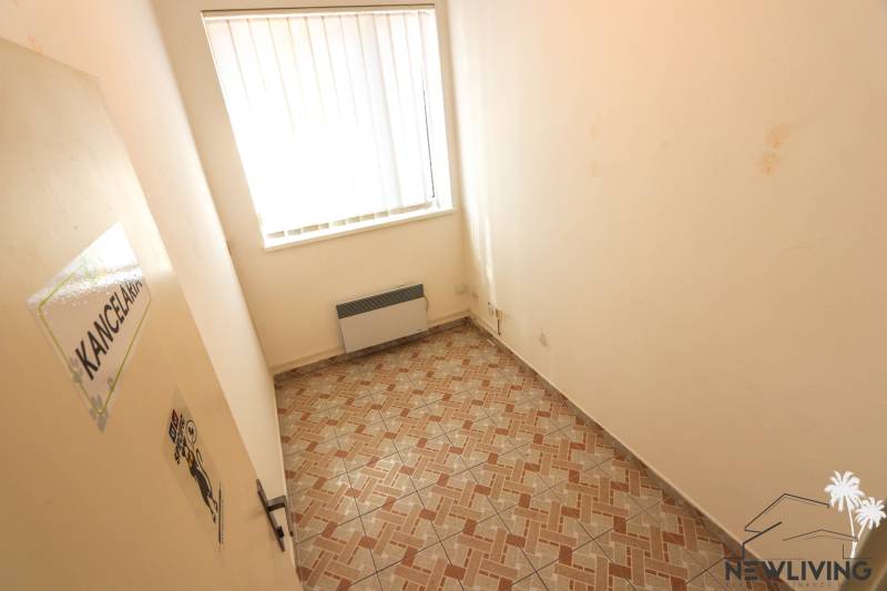 Kis szoba csempével, radiátorral és 