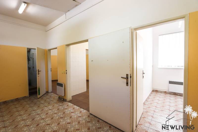 Üzlethelyiségek több szobával, csempével és fehér ajtókkal.