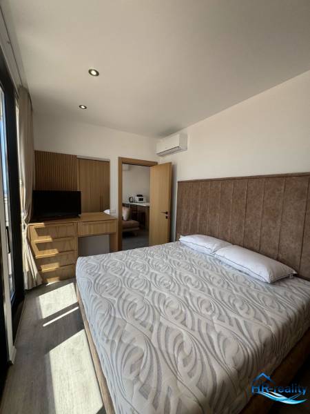 Hálószoba a nyaraló apartmanban franciaággyal, beépített szekrénnyel és légkondicionálóval.