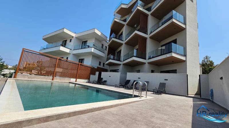 Rekreációs apartman Ksamile-ban medencével és nagy terasszal a pihenéshez.