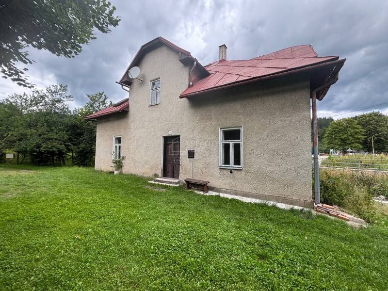Családi ház Makovban, a Centrum utcában, kerttel és fákkal a háttérben.