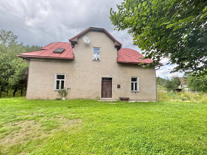 Családi ház a központban, Makov, fákkal körülvett füves telken.