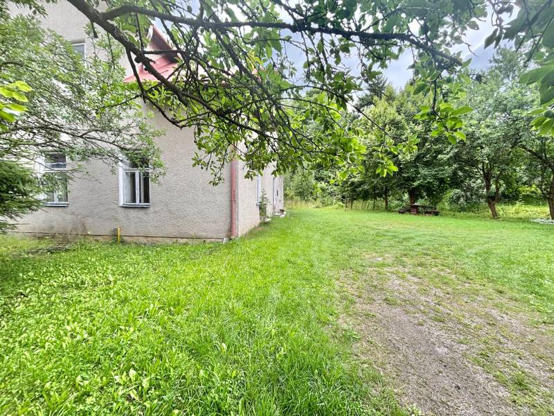 Családi ház Makovban, a Centrum utcában, kerttel és fákkal körülvéve.