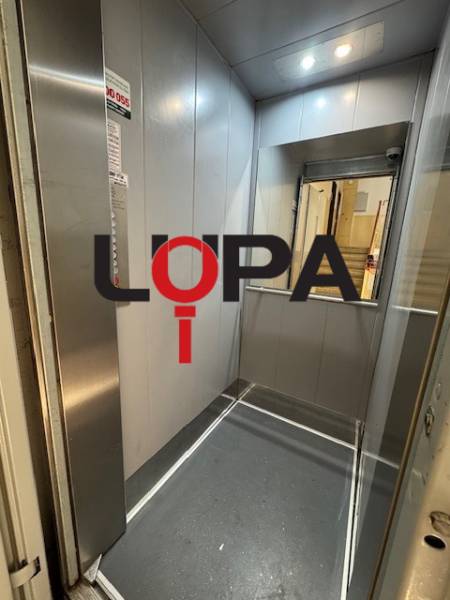 Lift a háromszobás lakás előcsarnokában, az ingatlanügynökség hitelesített tagja által megjelölve.