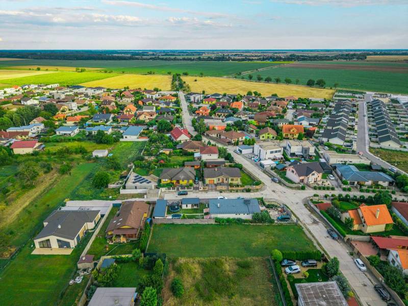 Légi felvétel a Majerska menti beépítésről Újfaluban, ideális helyszín telkek - lakóhely számára.