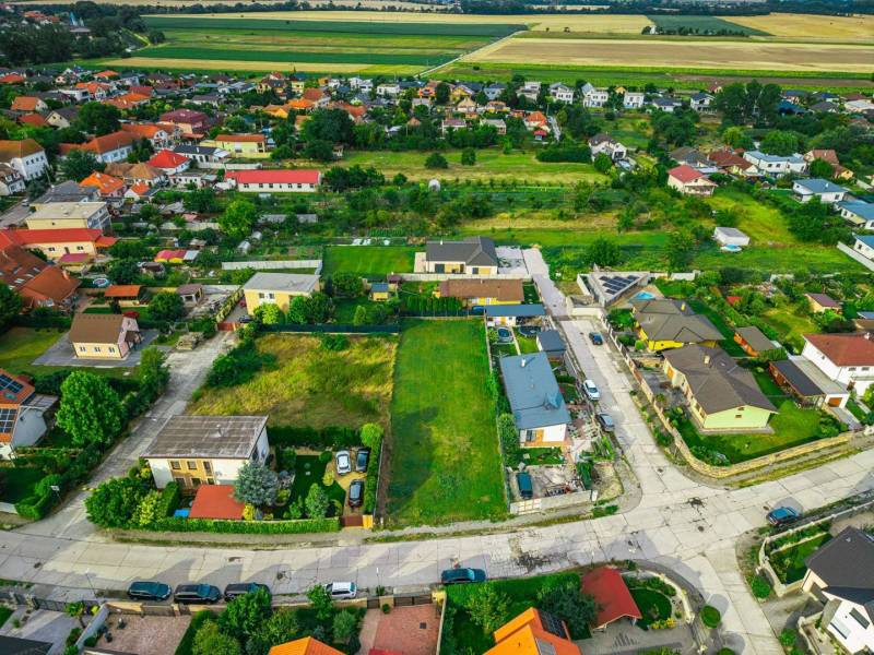 Légi felvétel házakról és telkekről - lakóhely Újfaluban a Majerská utcában.