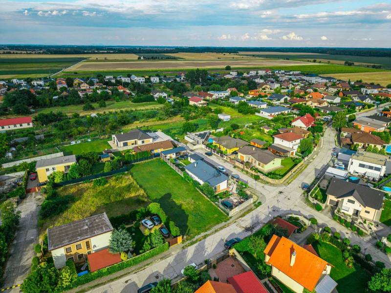 Családi házak és kertek légi felvételei Nová Dedinka, Majerská, Pozemky - lakóövezet.
