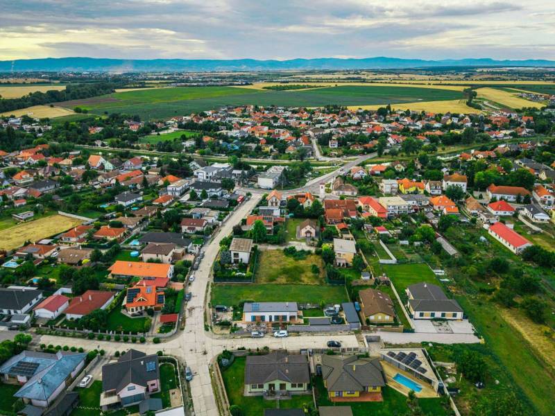 Légi felvétel a házakról és lakóterületekről az Újfaluban, a Majerská utcában.