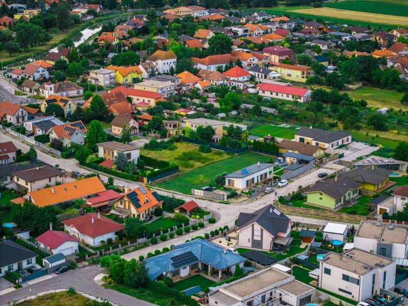 Családi házak légi felvétele a Majerská utcában, Nová Dedinka, Telkek - lakóövezet.