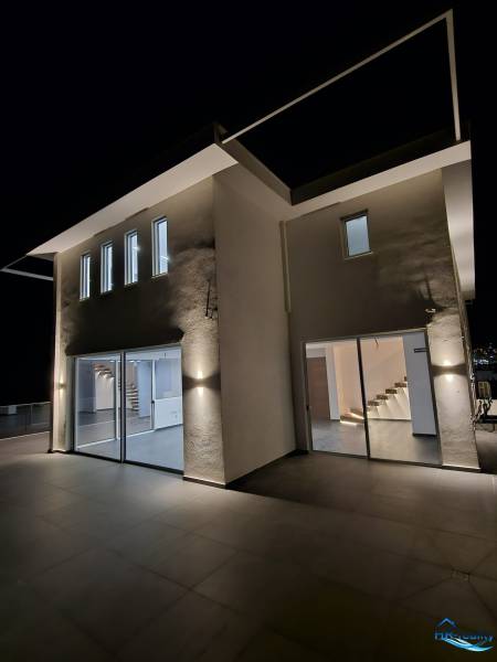 A sarandëi nyaraló apartman külseje éjszakai fényben megvilágítva.