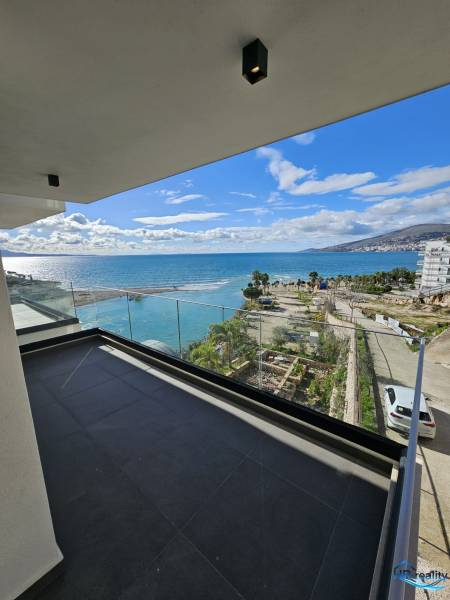 Kilátás egy nyaraló apartman teraszáról Sarandë városában a tengerpartra és a tengerre.