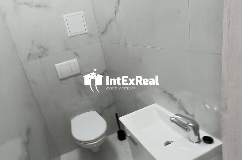 WC mosdóval és márvány falakkal egy kétszobás lakásban.