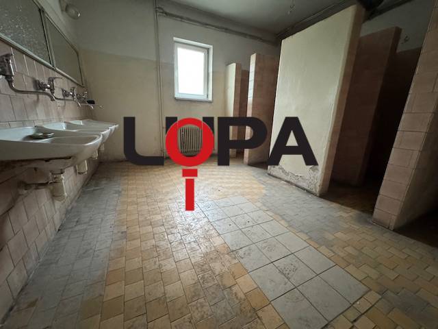 Az épület belső tere mosdókkal és WC-kkel.