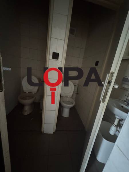 Az épület belseje: két különálló WC mosdóval.