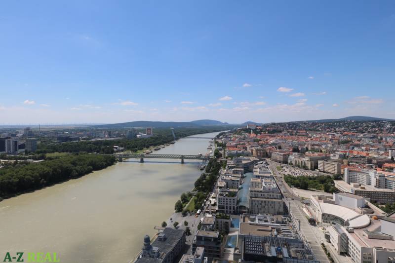 Kilátás a Dunára és az épületekre Pozsony-Óvárosban a Pribinova utcáról.