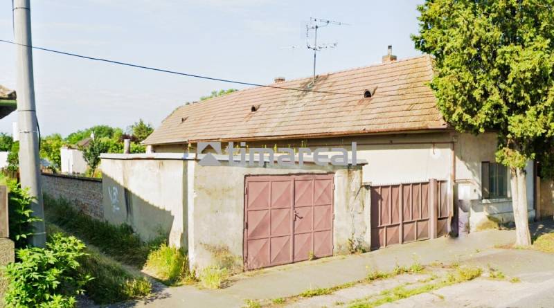 Családi ház Réceben garázzsal és régebbi tetővel.