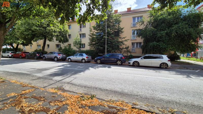 Az épület a Pod Párovcami utcában, Pöstyénben, fákkal és parkoló autókkal körülvéve.