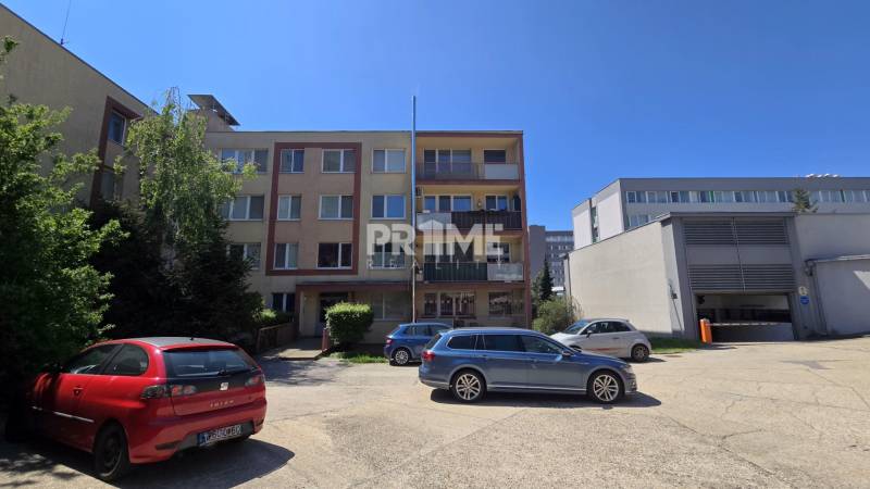 A Bárdošova utcai lakóház előtti parkoló, Pozsony - Kramáre, autókkal.