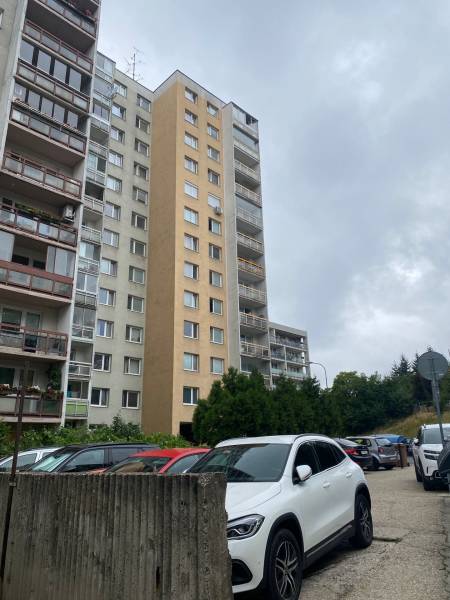 Lakóház a Rozvodná utcában, Pozsony - Újváros, parkoló az előtérben.