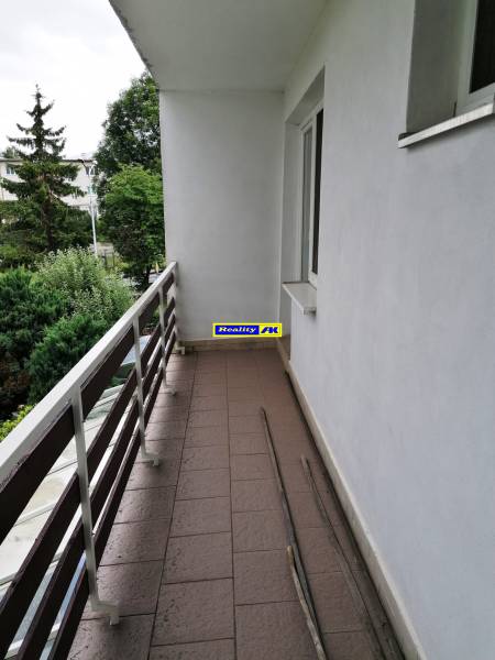 Családi ház erkélye a J.Š.Šikuru utcában, Martinban, kilátással a zöldre.