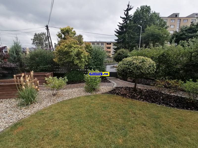 A J.Š.Šikuru utcai családi ház kertje Martinban, gyep és bokrok.
