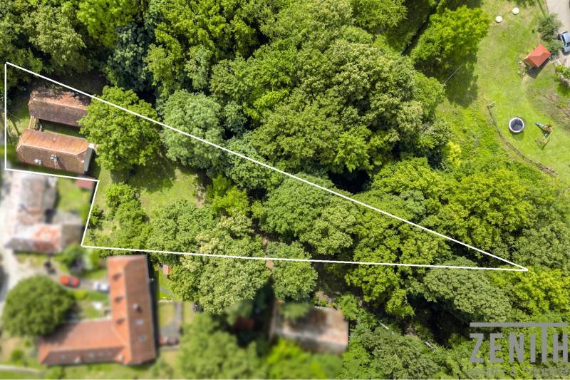 Légi felvétel egy telekről és épületekről, amelyeket erdő vesz körül Brezová pod Bradlom, Dzurákovci utcában.