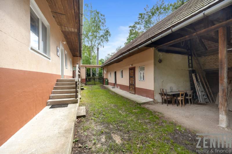 Családi ház Dzurákovci utcában Brezová pod Bradlom városában, udvarral és kinti ülőhellyel.