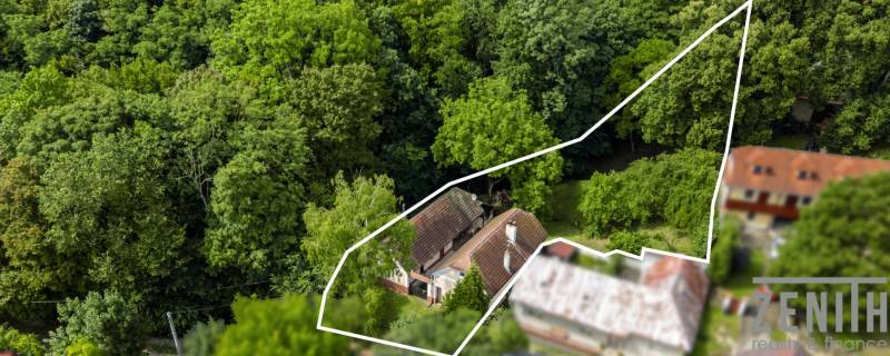 Családi ház légi felvétele Brezová pod Bradlom településen, a Dzurákovci utcában, erdővel körülvéve.