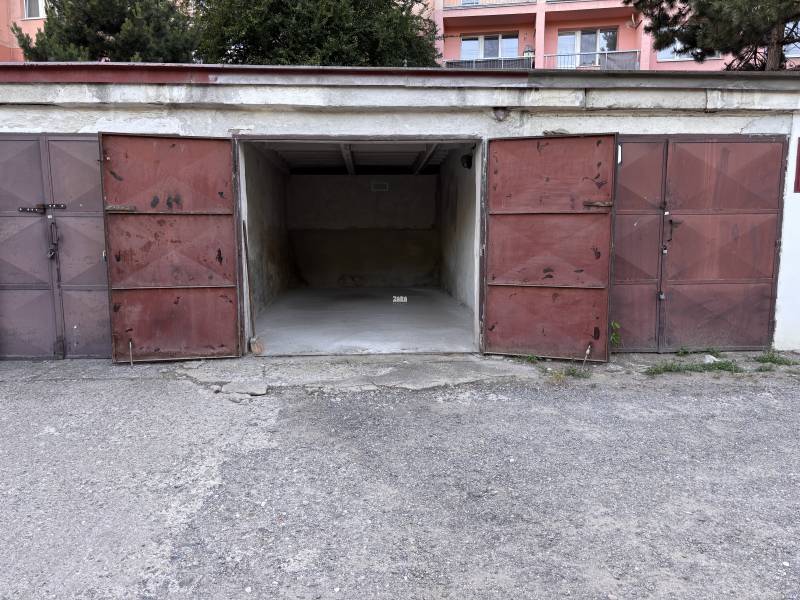 Nyitott régi garázsok a Kassai Považská utcában, Nyugat városrész.