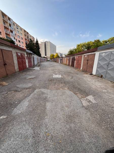 Garázsok a Kassai Nyugati városrész Považská utcáján.